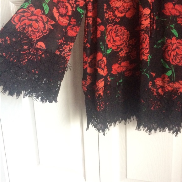 COLD SHOULDER TOP WITH LACE FRINGE AT BOTTOM - Picture 4 of 5